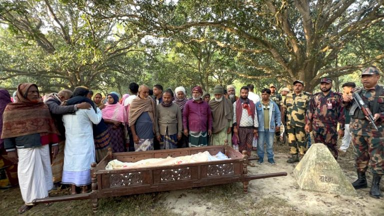 বিজিবি-বিএসএফ’র সহযোগিতায় সীমান্তে মরদেহ দেখানোর ব্যবস্থা: আবেগঘন পরিবেশ সৃষ্টি