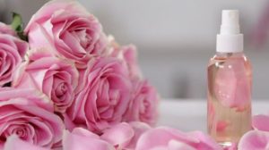 ত্বকের উজ্জ্বলতা বাড়বে গোলাপজলের সঙ্গে কী মেশালে 