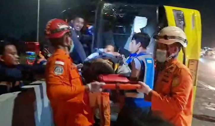 ইন্দোনেশিয়ায় নিয়ন্ত্রণ হারিয়ে উল্টে গেল বাস, নিহত ১৬