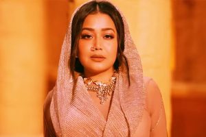 তোপের মুখে গায়িকা নেহা কক্কর