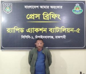 শিবগঞ্জে বিদেশি মদ ও ফেনসিডিলসহ মাদক ব্যবসায়ী গ্রেফতার