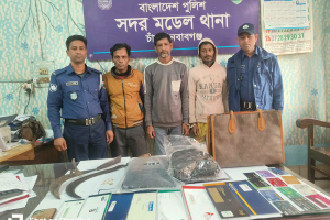 ছিনতাইয়ের অভিযোগে গ্রেপ্তার তিন,ধারালো অস্ত্রসহ ছিনতাই হওয়া মালামাল উদ্ধার