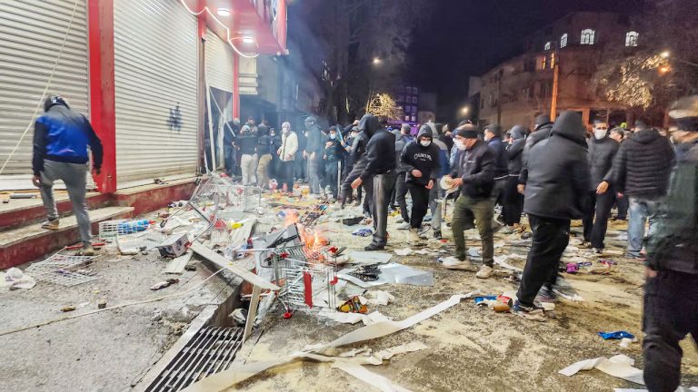 বিক্ষুব্ধ ইরানে নিহত বেড়ে ৪৫