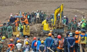 ইন্দোনেশিয়ায় ভূমিধসে মৃতের সংখ্যা বেড়ে ১৭, বহু মানুষ নিখোঁজ