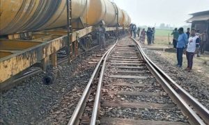 আমনুরা জংশনে তেলবাহী দুই ওয়াগান লাইনচ্যুত, ট্রেন চলাচল বন্ধ