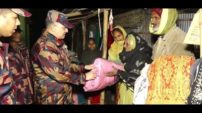 চাঁপাইনবাবগঞ্জ  সীমান্তে রাতের আঁধারে অসহায় শীতার্ত মানুষের মাঝে বিজিবি’র শীতবস্ত্র বিতরণ