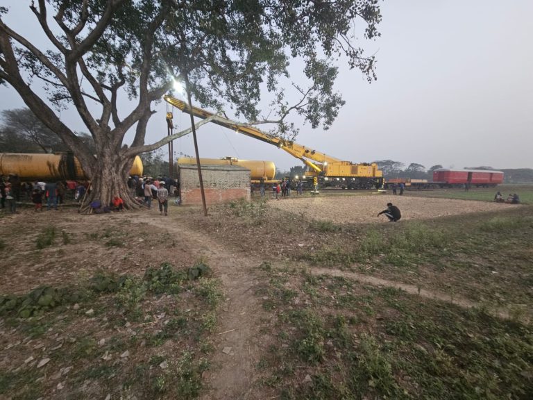 চাঁপাইনবাবগঞ্জে ৮ ঘন্টা বন্ধের পর চালু আমনুরা জংশন