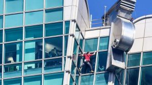 দড়ি ছাড়াই ১০১ তলা ভবনের চূড়ায় মার্কিন পর্বতারোহী