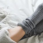 রাতে মোজা পরে ঘুমানো উপকারী না ক্ষতিকর