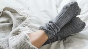 রাতে মোজা পরে ঘুমানো উপকারী না ক্ষতিকর