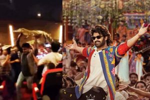  প্রভাসের সিনেমা দেখতে কুমির নিয়ে গেল ভক্তরা  