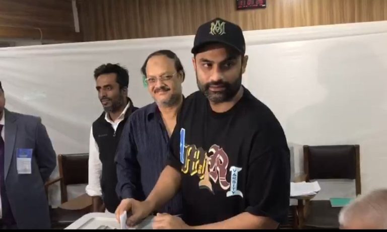 জীবনে প্রথম ভোট দিলেন তামিম ইকবাল
