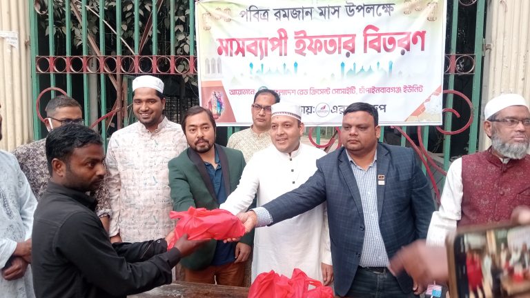 চাঁপাইনবাবগঞ্জে এরফান গ্ৰুপের সহযোগিতায় মাসব্যাপী ইফতার বিতরনের উদ্বোধন
