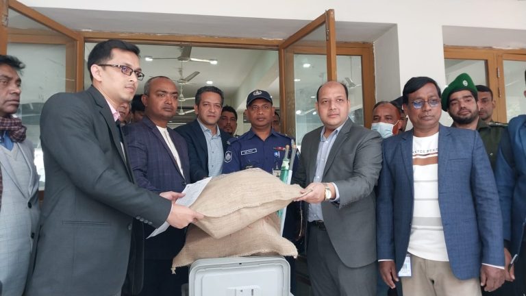 চাঁপাইনবাবগঞ্জে নির্বচানী সামগ্রী বিতরণ ও কেন্দ্রে প্রেরণ