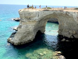 ভালোবাসা দিবসে ভেঙে পড়েছে ইতালির বিখ্যাত ‘লাভার্স আর্চ’