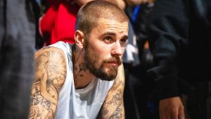 হাফপ্যান্ট পরেই গ্র্যামির মঞ্চে, আলোচনায় জাস্টিন বিবার