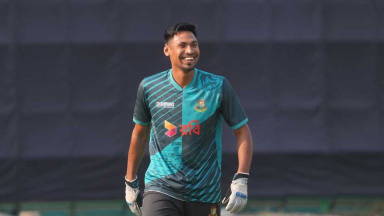 ৬ কোটি ৪৪ লাখ রুপিতে লাহোর কালান্দার্সে মোস্তাফিজ