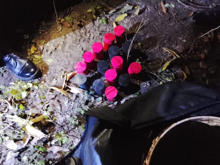 রাজশাহীতে র‌্যাবের অভিযানে ১২টি পেট্রোলবোমা ও ১৫টি ককটেল উদ্ধার