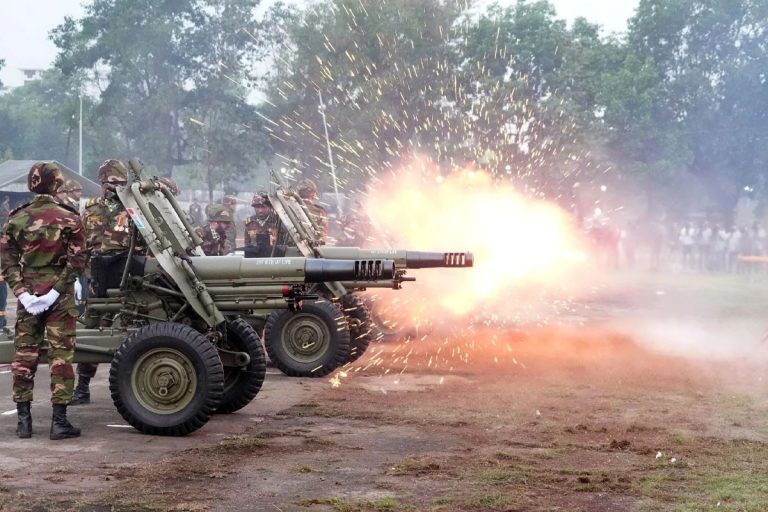 স্বাধীনতা দিবসে ৩১ বার তোপধ্বনিতে বীর শহীদদের প্রতি শ্রদ্ধা