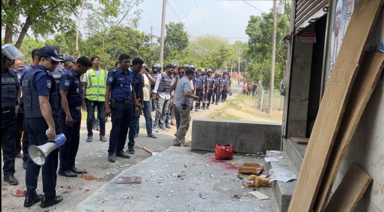 চাঁপাইনবাবগঞ্জে সালিশ বৈঠক-কে কেন্দ্র করে দু’পক্ষের সংঘর্ষে আহত ১