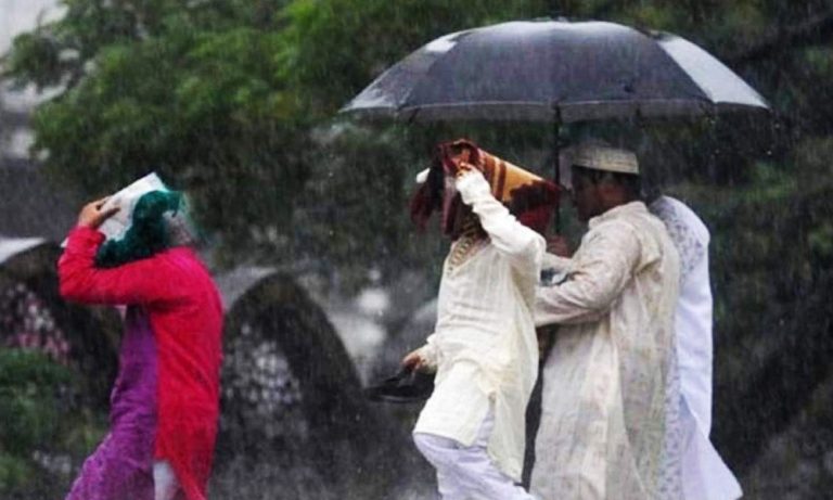 ঈদের জামাতে বৃষ্টির বাগড়া