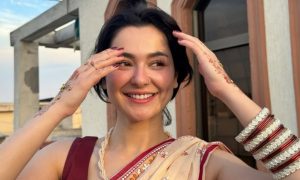 ঈদে শাড়িতে হানিয়া, হতাশ ভক্তরা