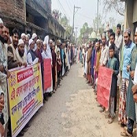 বারঘরিয়ায় মাদকের বিরুদ্ধে স্থানীয়দের মানববন্ধন