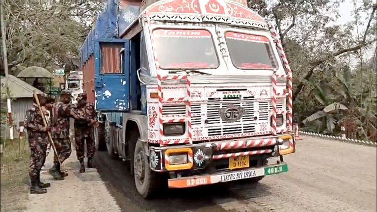 পাচার রোধে সোনামসজিদ স্থলবন্দরে আমদানী পণ্যবাহী ভারতীয় ট্রাকের তেল মাপা শুরু করেছে বিজিবি