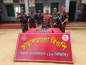 গোমস্তাপুর সীমান্তে বিজিবির হাতে মাদকসহ দুই চোরকারবারি গ্রেপ্তার