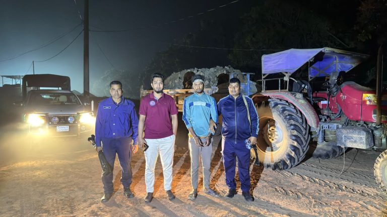 চাঁপাইনবাবগঞ্জে পদ্মা নদী হতে অবৈধভাবে মাটি উত্তোলন করে ইটভাটায় সরবরাহের দায়ে দুজনের ৩ লক্ষ টাকা অর্থদন্ড