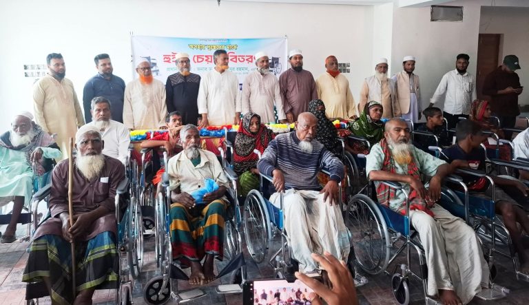 গোমস্তাপুরে ২০ প্রতিবন্ধী পেল হুইল চেয়ার