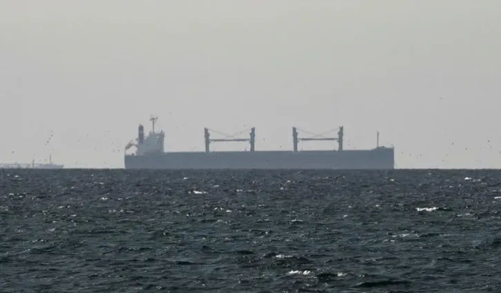 হরমুজ প্রণালির কাছে আটকা শত শত জাহাজ, তেলের বাজারে অস্থিরতা