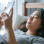 ঘুম থেকে উঠেই মোবাইল দেখছেন? যেসব সমস্যা হতে পারে