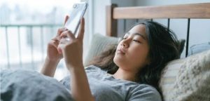 ঘুম থেকে উঠেই মোবাইল দেখছেন? যেসব সমস্যা হতে পারে