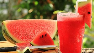 তরমুজে এক চিমটি লবণ মিশিয়ে খাবেন যে কারণে