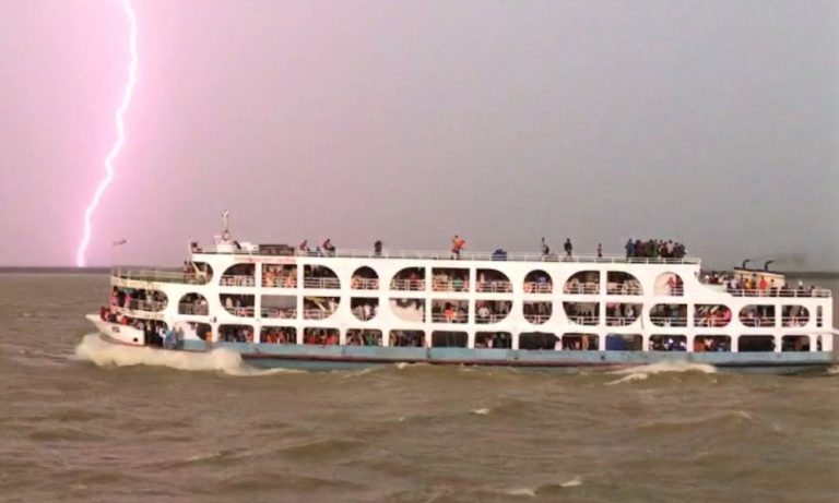 ৮০ কিমি বেগে ঝড়ের আভাস, কবলে পড়তে পারেন নৌপথের যাত্রীরা