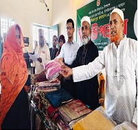 ভোলাহাটে অসহায় ও দুস্থদের মাঝে শাড়ি ও অর্থ বিতরণ