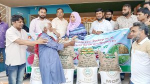 নাচোলে কৃষকদের মধ্যে বিনামূল্যে বীজ ও সার বিতরণ