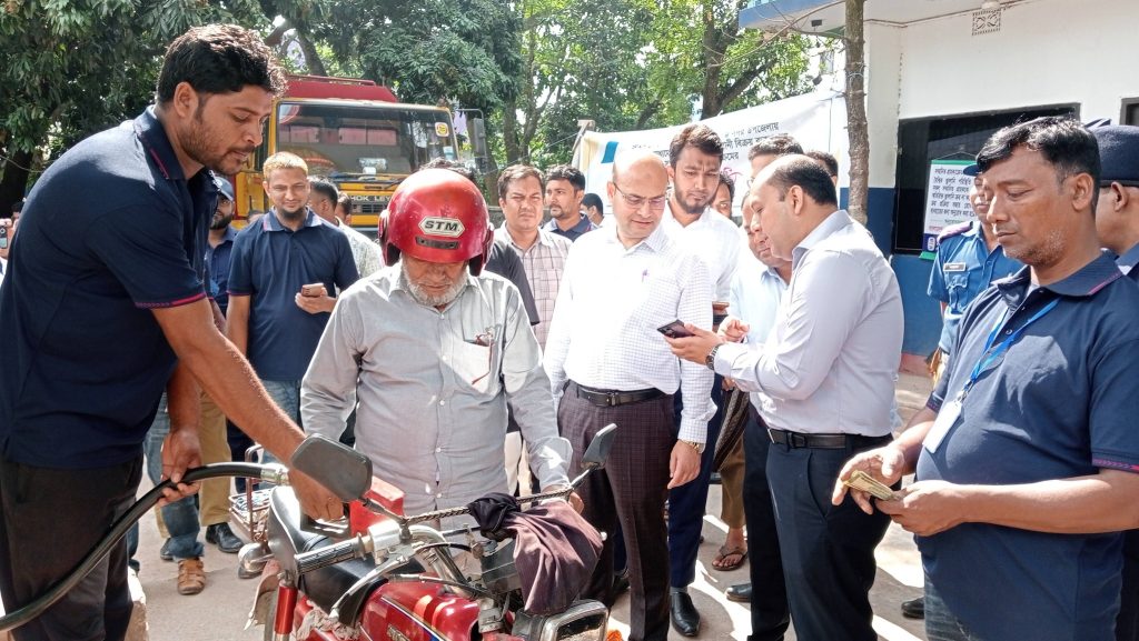 চাঁপাইনবাবগঞ্জে আ্যাপসে মোটরসাইকেলে তেল বিক্রি কার্যক্রম চালু, স্বস্তিতে ভোক্তারা