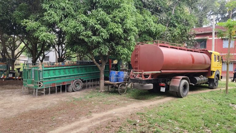 ভোলাহাটে মধ্যরাতে তেল পাচারের সময় তেলবাহী গাড়ি জব্দ