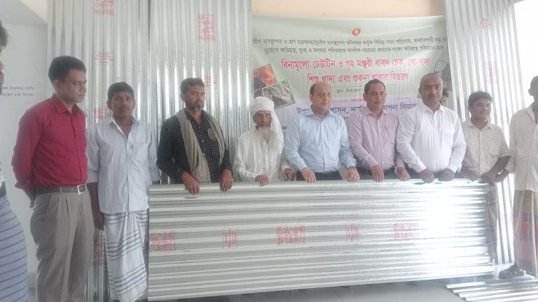 দুর্যোগে ক্ষতিগ্রস্ত ৬ পরিবারকে ঢেউটিন সহায়তা প্রদান