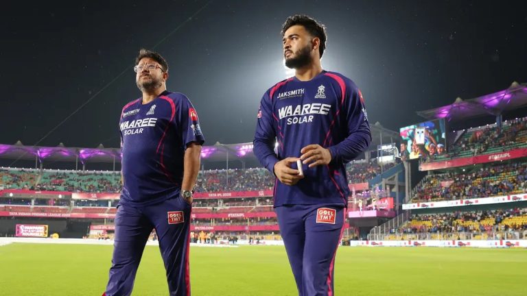 ড্রেসিংরুমে ধূমপান করায় ভারতীয় ক্রিকেটারকে শাস্তি