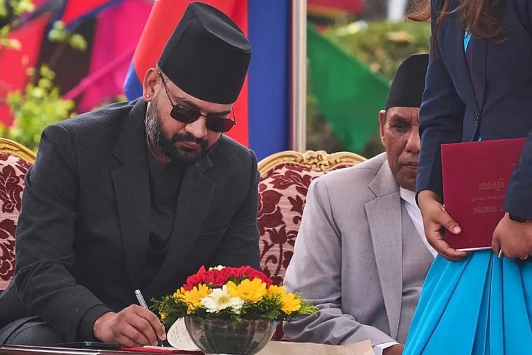 মাস না পেরোতেই দুই মন্ত্রীর পদত্যাগ, সংকটে নেপালের নতুন সরকার