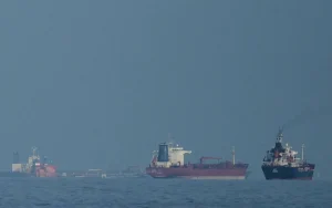 মার্কিন অবরোধের মধ্যেই ২৪ ঘণ্টায় হরমুজ পার হলো ২০ জাহাজ