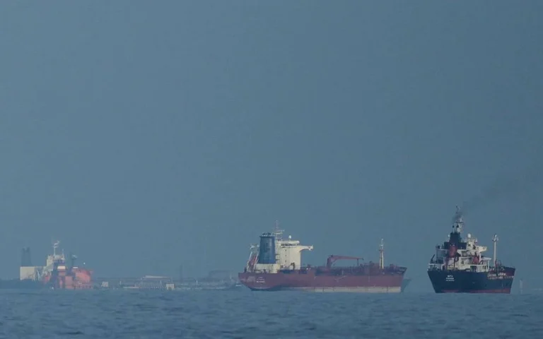 মার্কিন অবরোধের মধ্যেই ২৪ ঘণ্টায় হরমুজ পার হলো ২০ জাহাজ