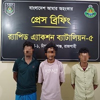 চাঁপাইনবাবগঞ্জে ট্রাকে পাচারকালে ৫০ কেজি গাঁজাসহ আটক ৩