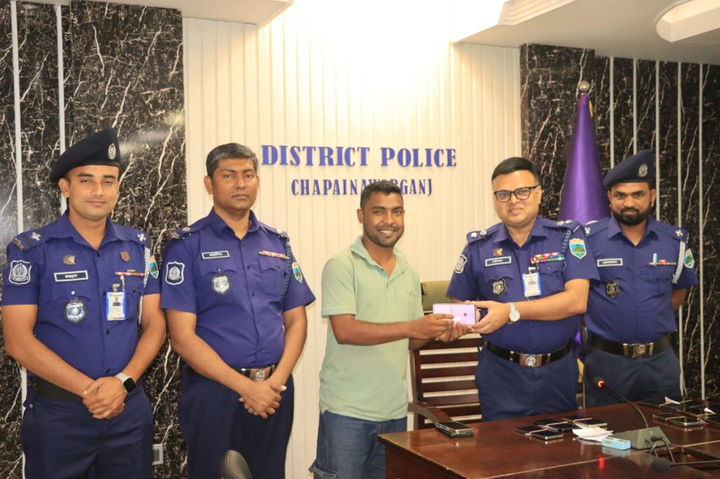 চাঁপাইনবাবগঞ্জে হারানো ১৪টি মোবাইল ফোন উদ্ধার করে ফিরিয়ে দিলেন পুলিশ সুপার