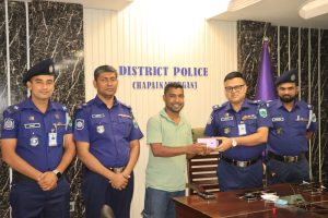 চাঁপাইনবাবগঞ্জে হারানো ১৪টি মোবাইল ফোন উদ্ধার করে ফিরিয়ে দিলেন পুলিশ সুপার
