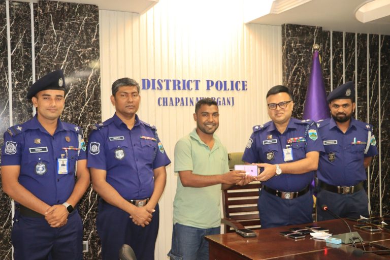 চাঁপাইনবাবগঞ্জে হারানো ১৪টি মোবাইল ফোন উদ্ধার করে ফিরিয়ে দিলেন পুলিশ সুপার