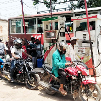 অ্যাপস-নিয়ন্ত্রিত তেল বিক্রি: দাম বাড়লেও কমেনি ভোগান্তি